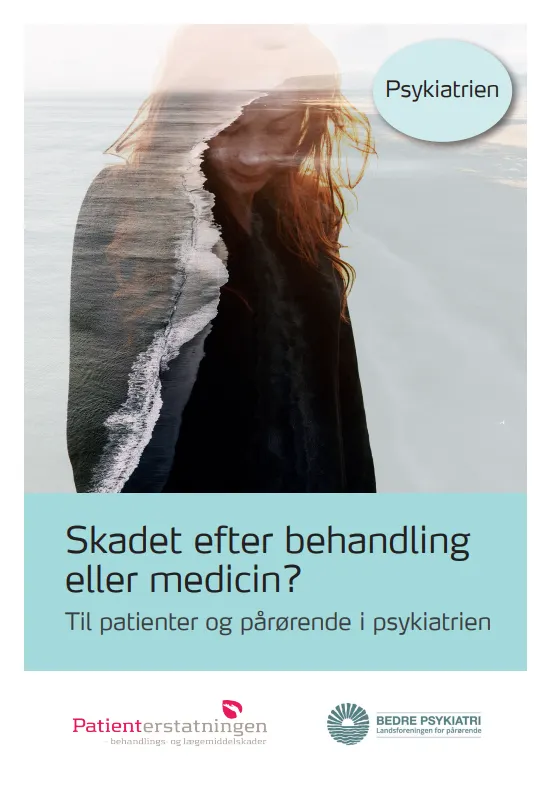 En kvinde går på en strand og kigger ned frem for sig. 